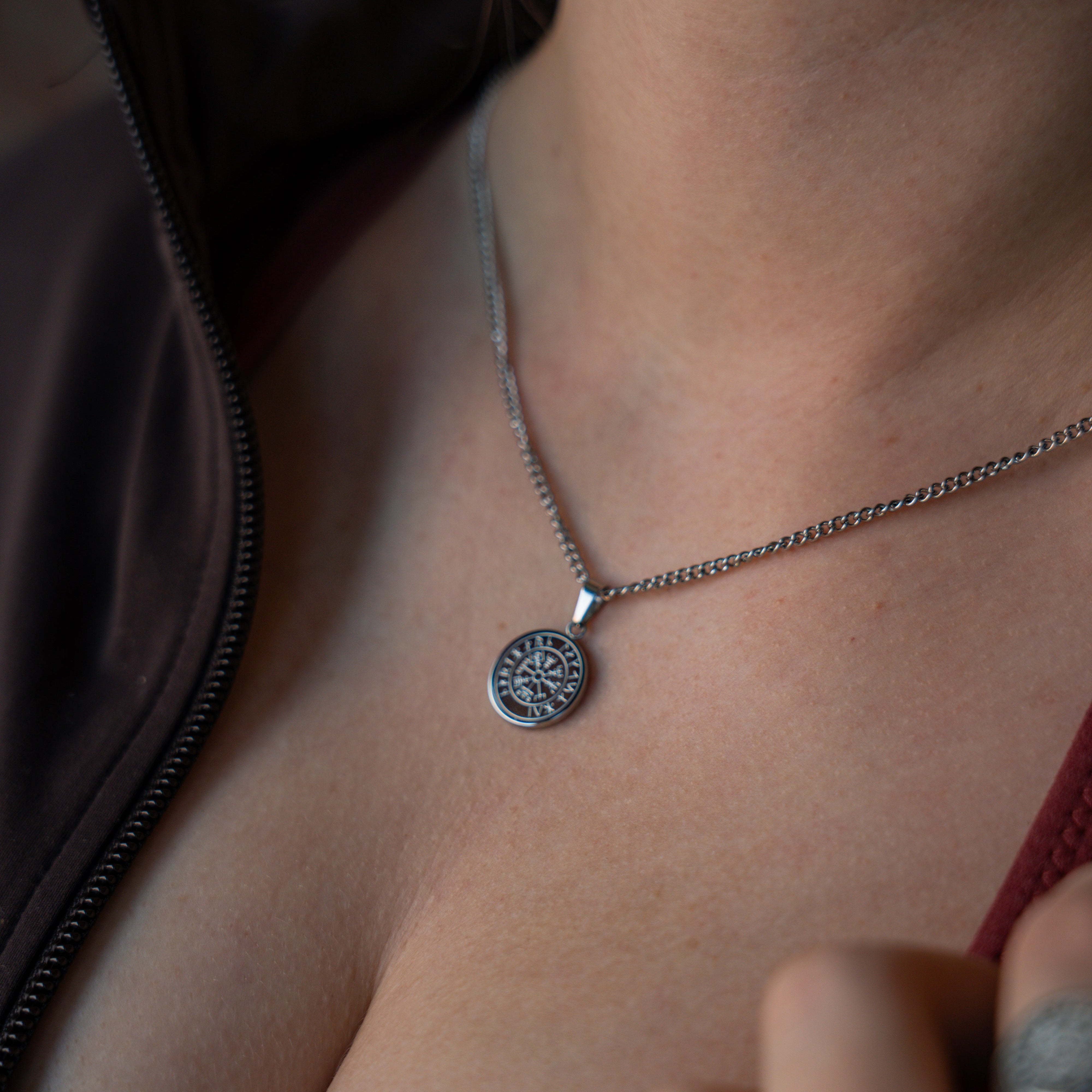 Minimal Vegvisir halskæde, Sølvtonet