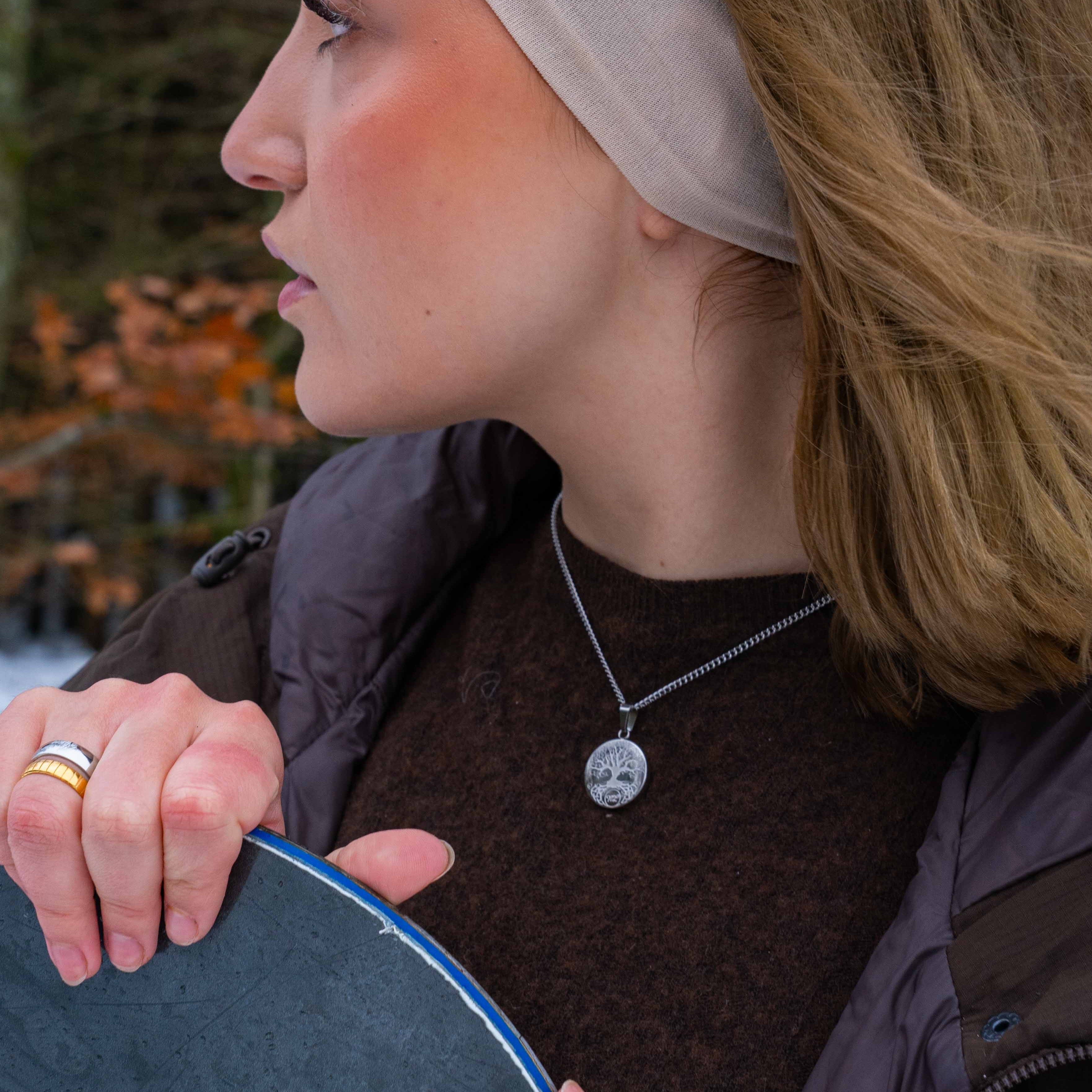 Yggdrasil halskæde, Sølvtonet