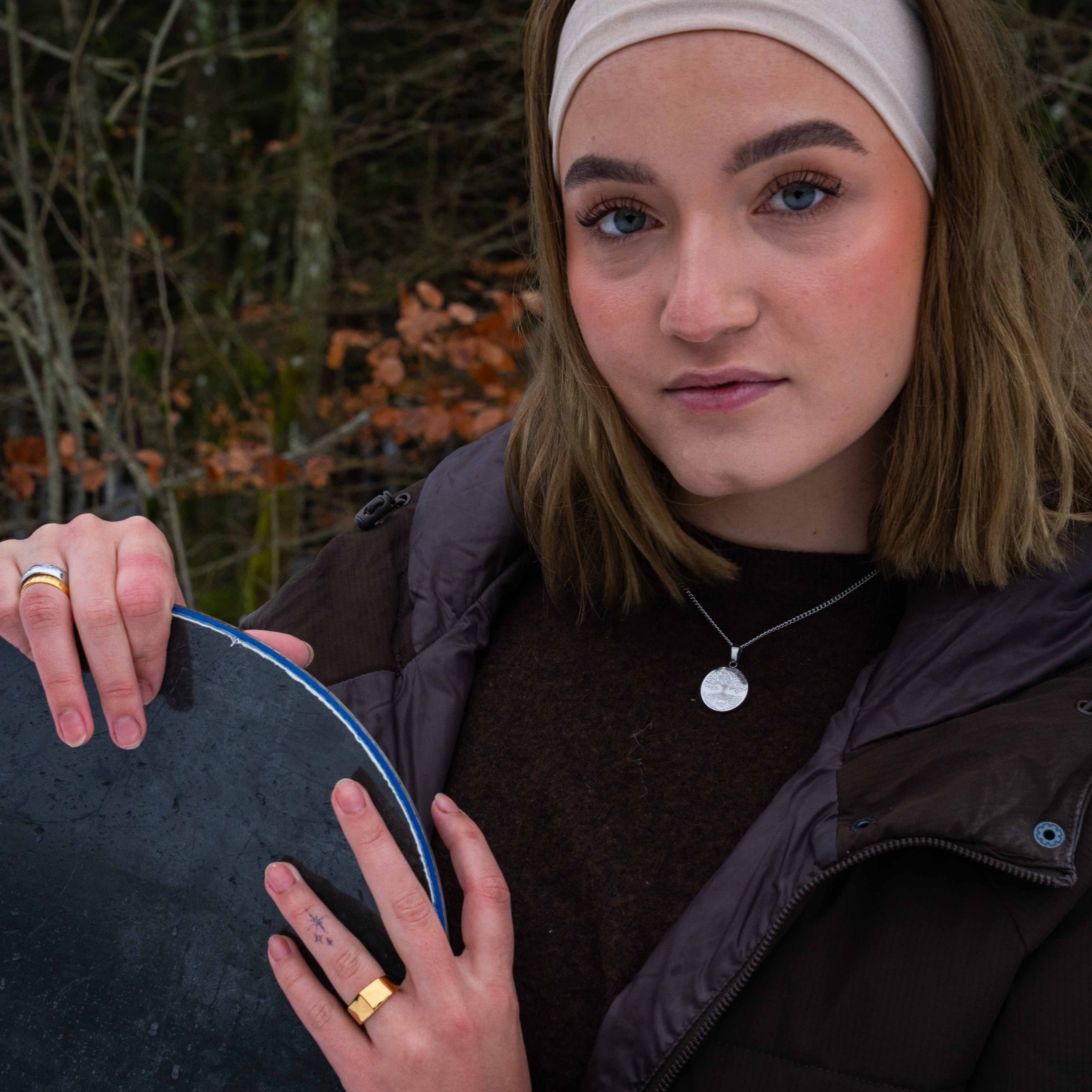 Yggdrasil halskæde, Sølvtonet