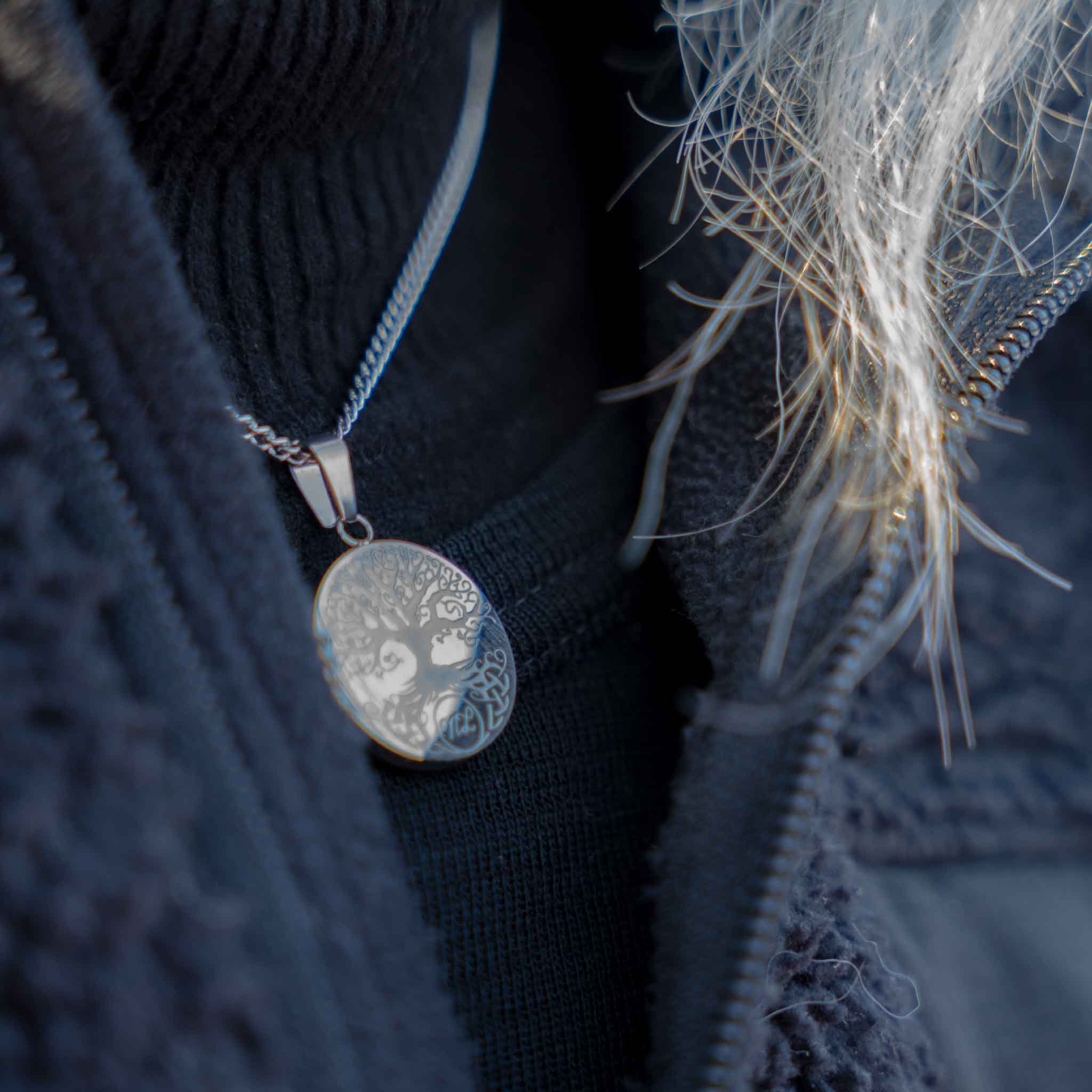 Yggdrasil halskæde, Sølvtonet