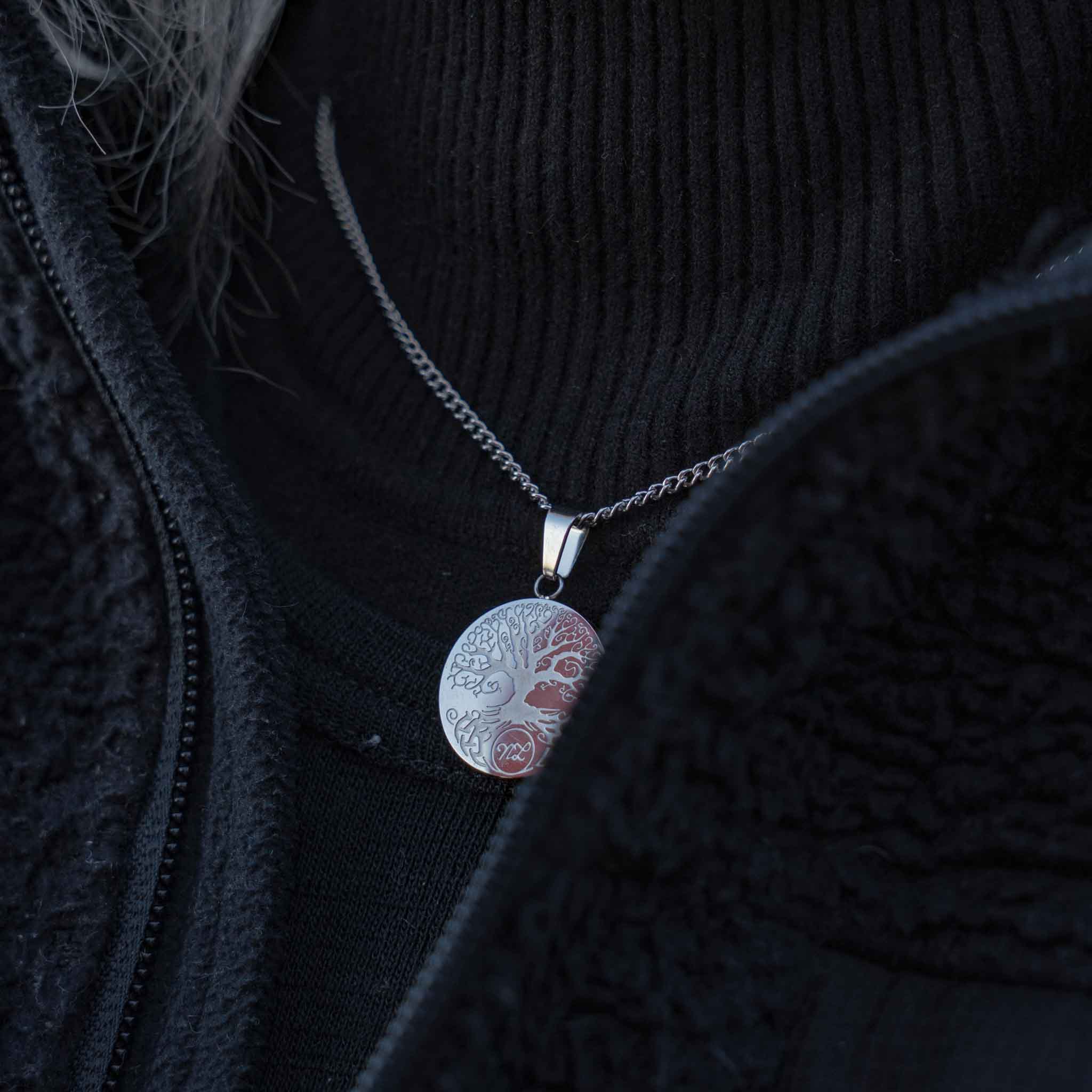 Yggdrasil halskæde, Sølvtonet