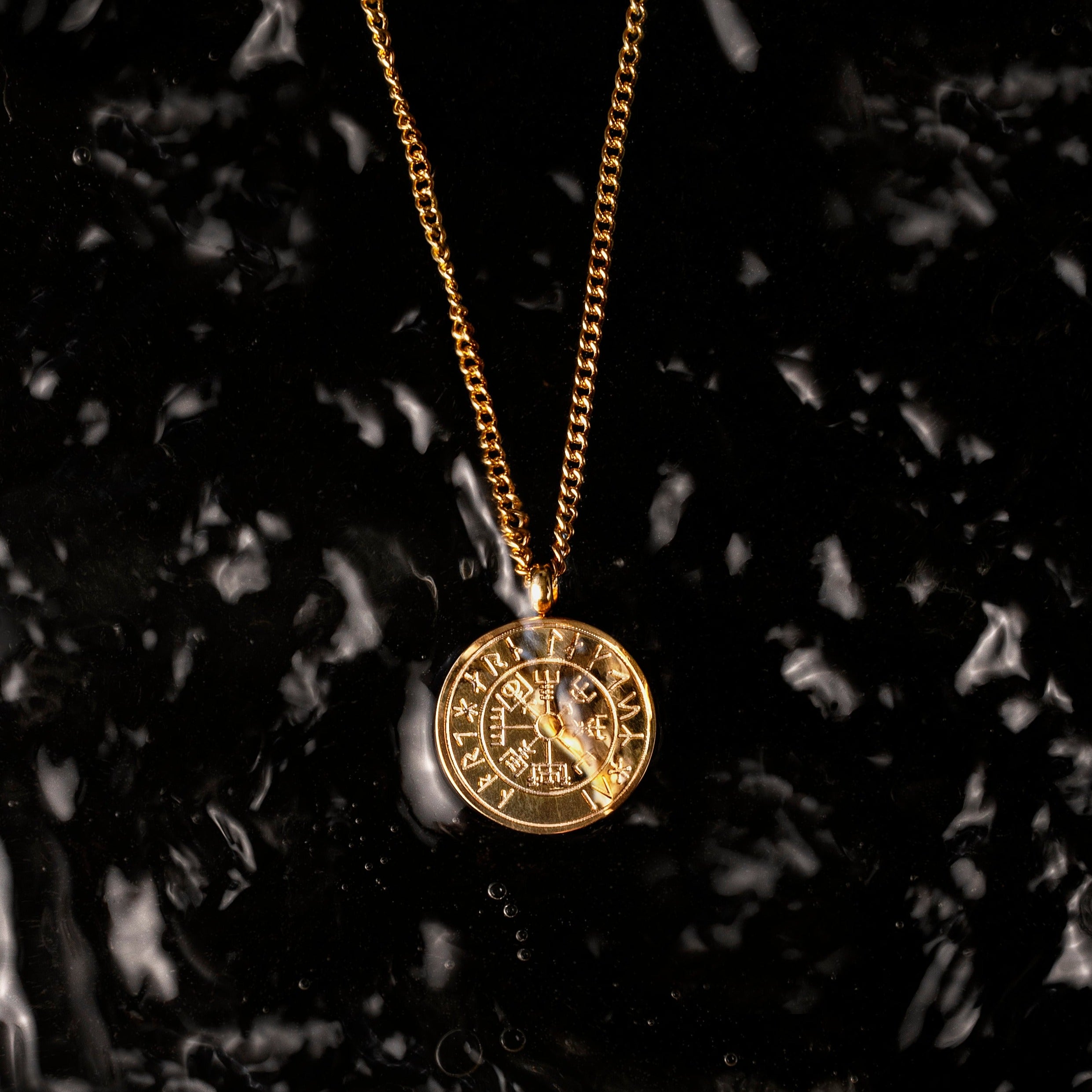 Vegvisir halskæde - Guldtonet