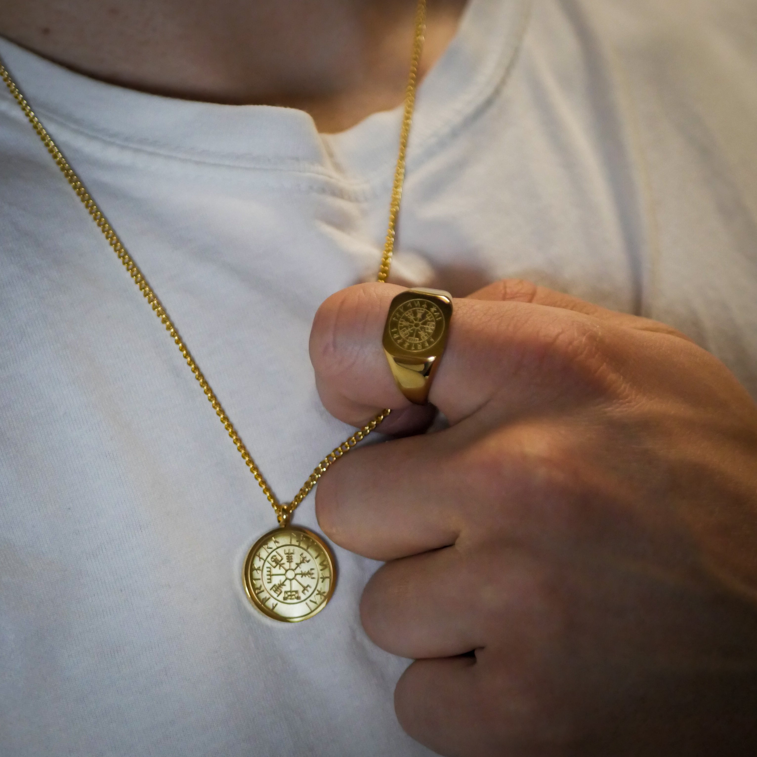 Vegvisir halskæde - Guldtonet