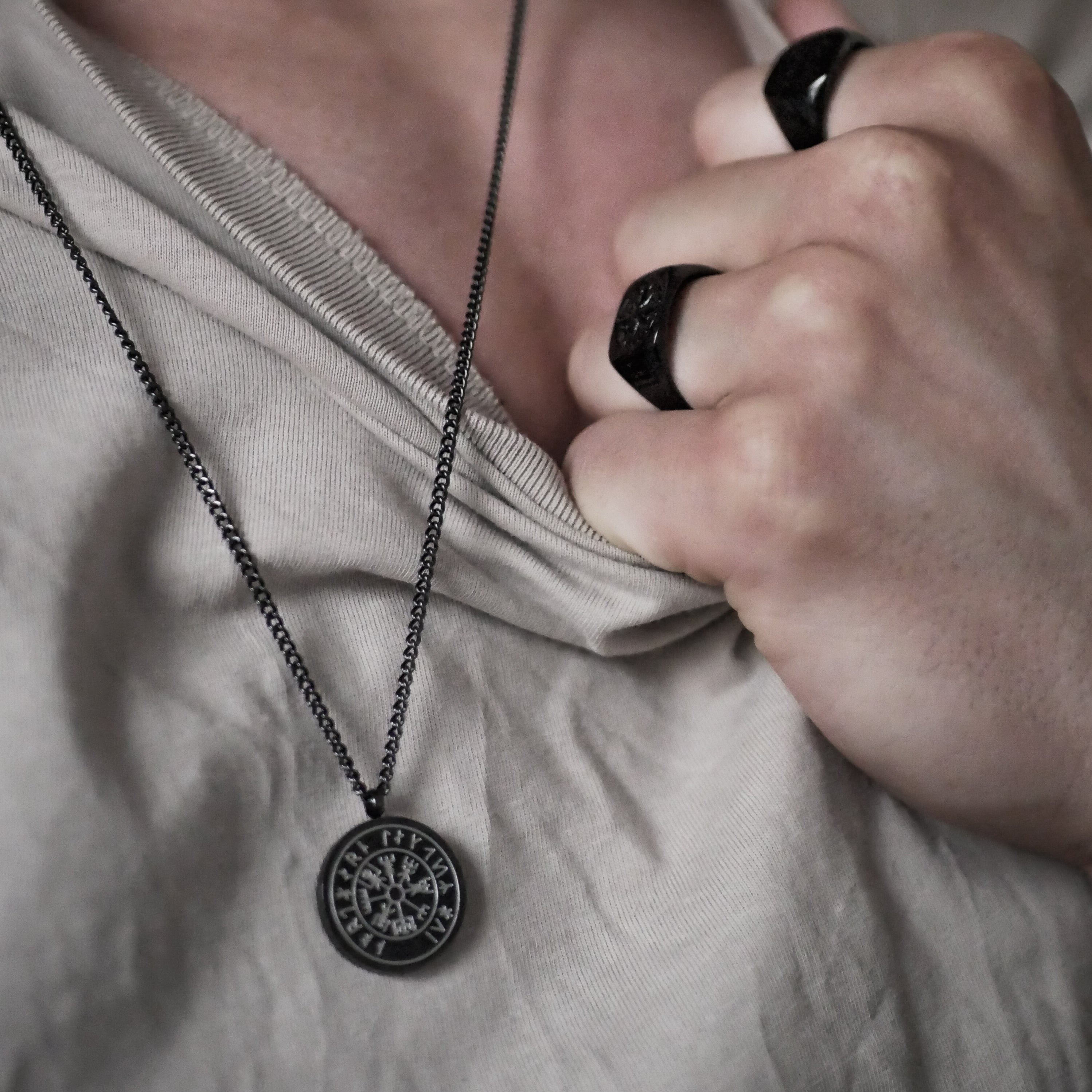 Vegvisir halskæde - Sort