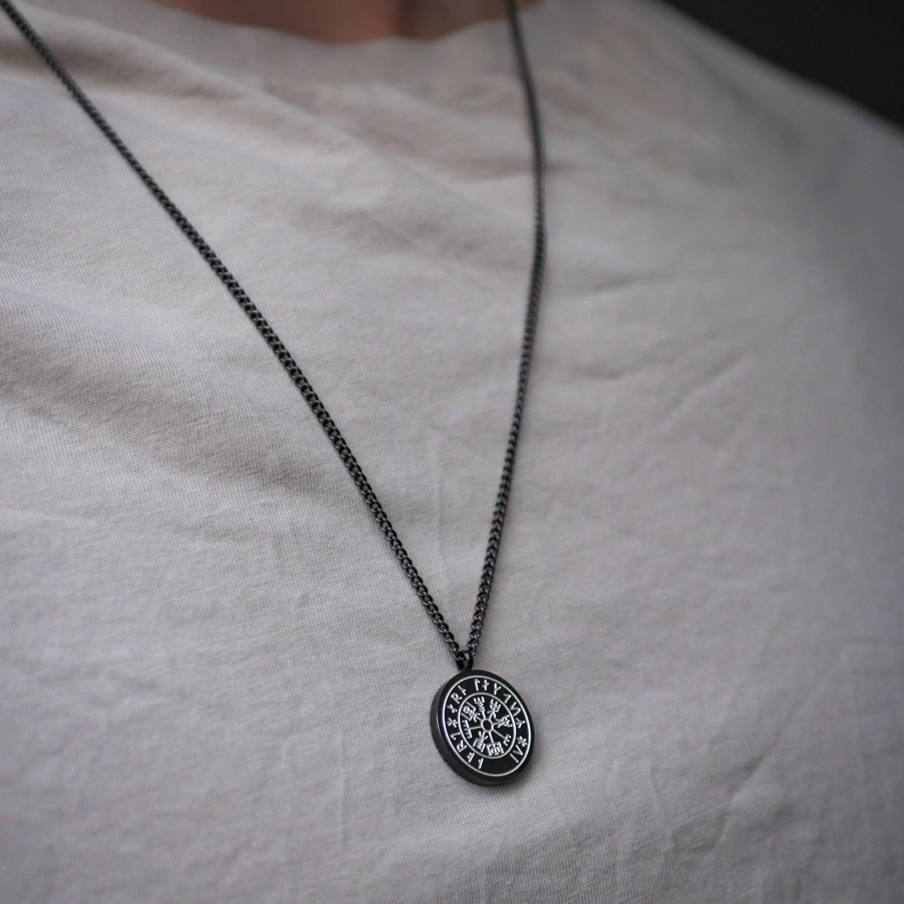 Vegvisir halskæde - Sort