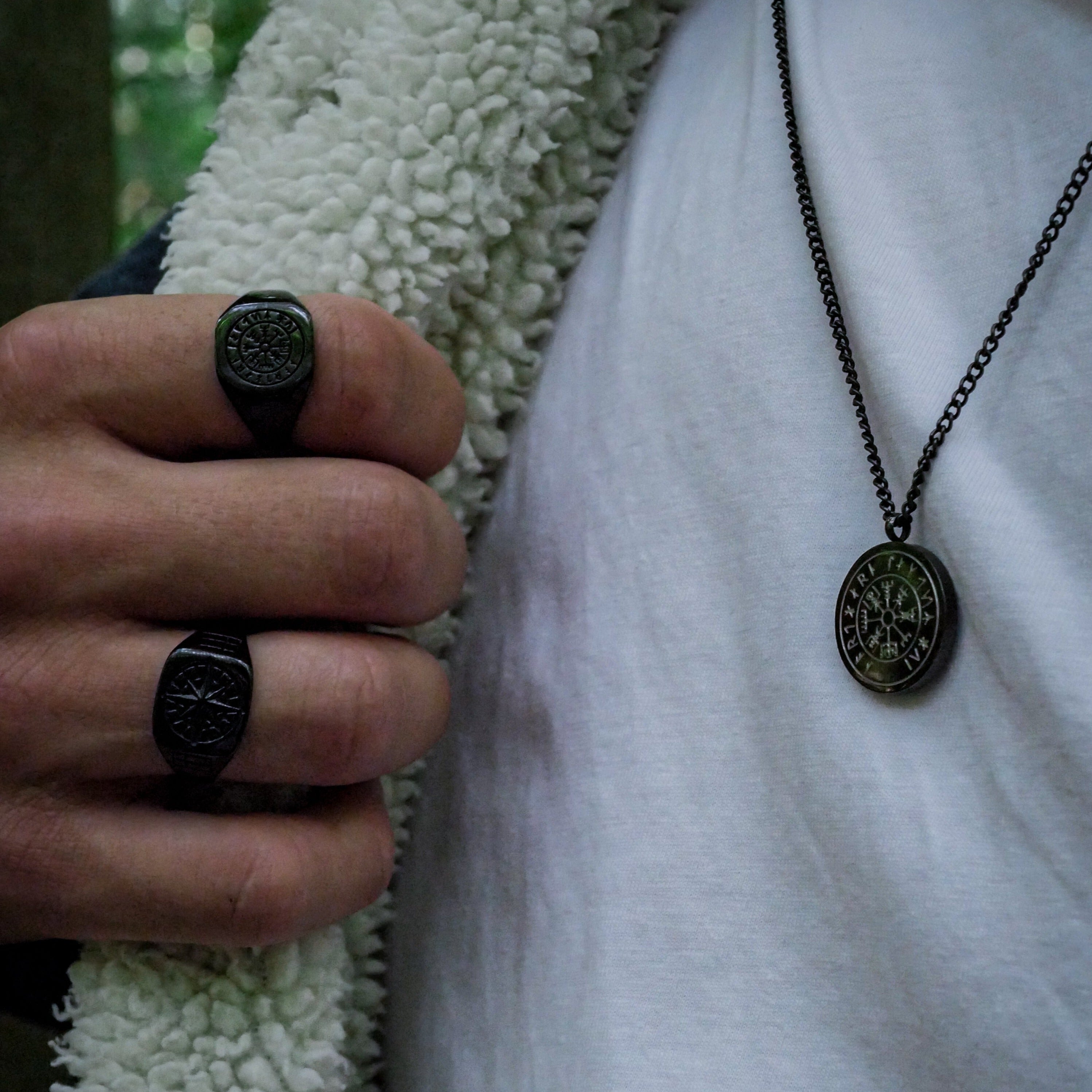 Vegvisir halskæde - Sort