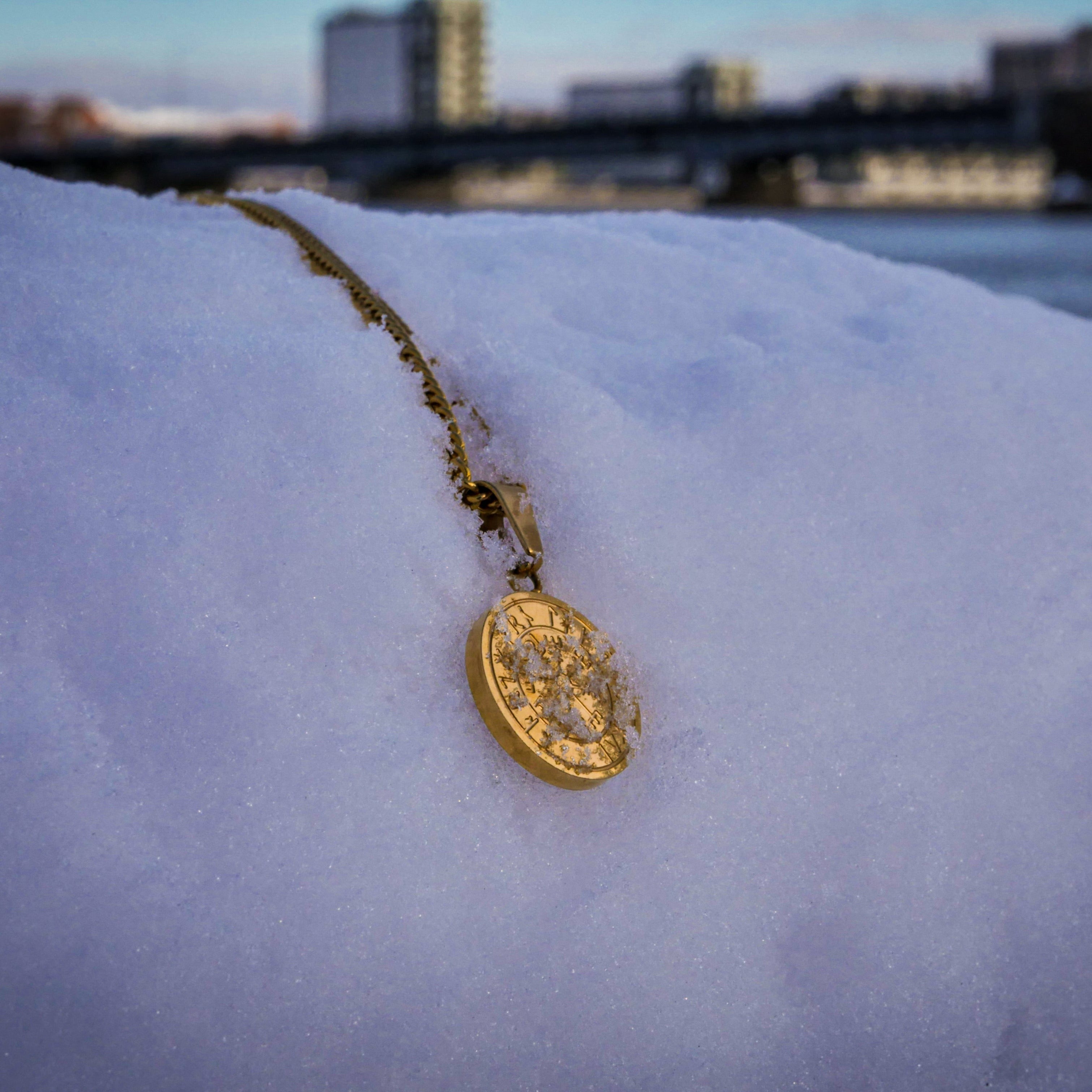 Minimal Vegvisir halskæde - Guldtonet