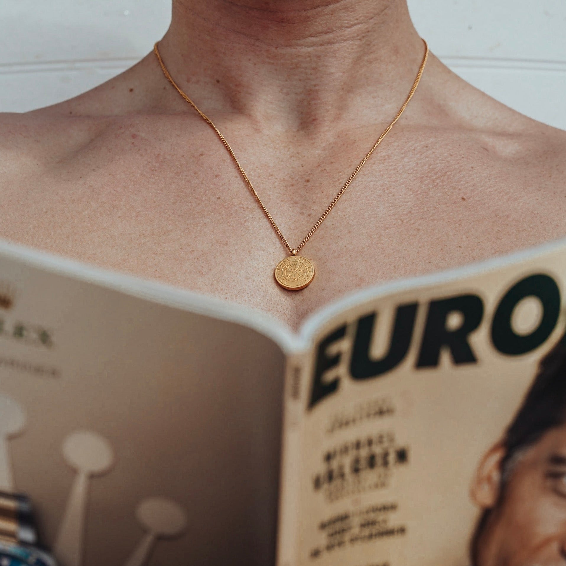 Vegvisir halskæde - Guldtonet