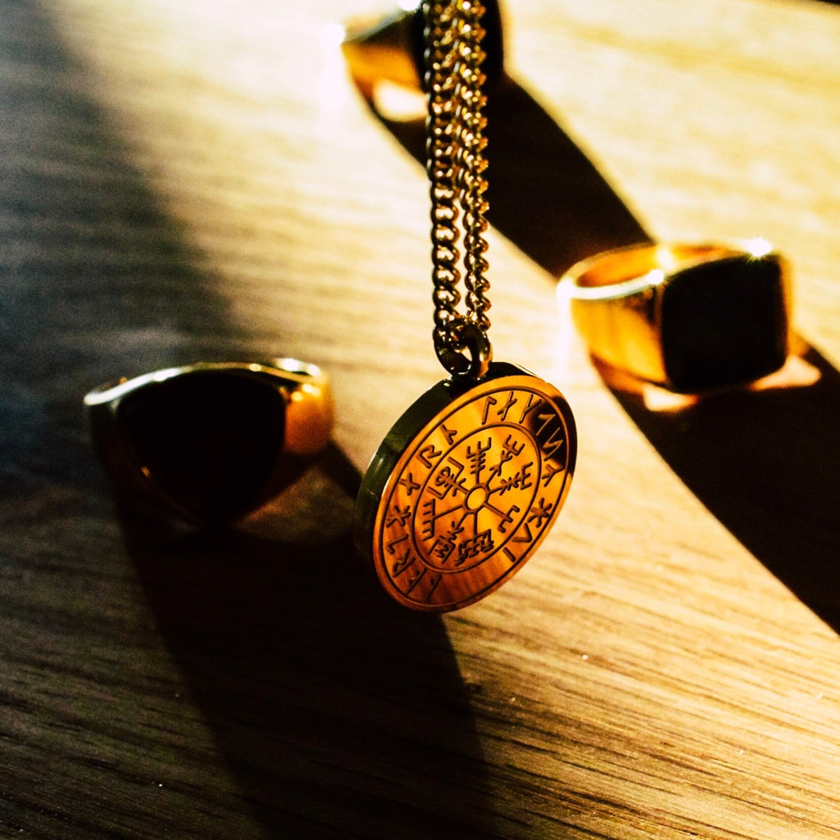 Vegvisir halskæde - Guldtonet