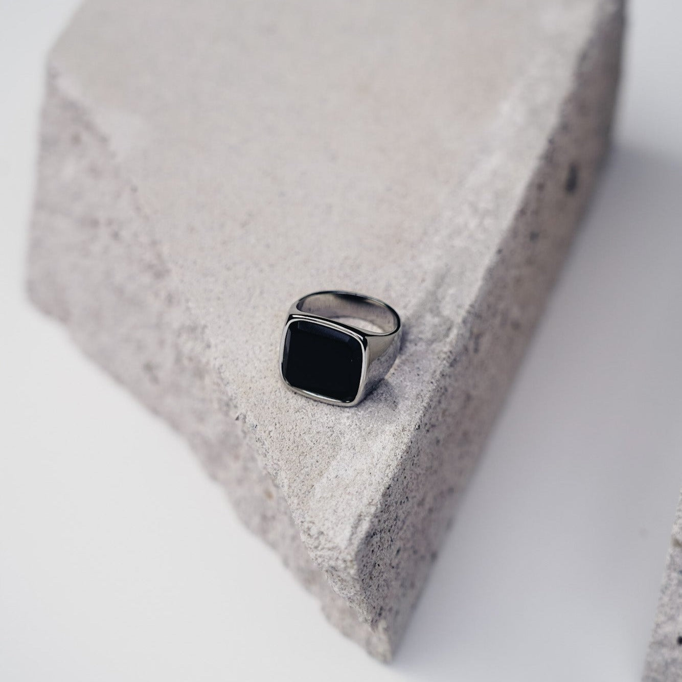 Black Onyx Oversize Signature - Sølvtonet ring