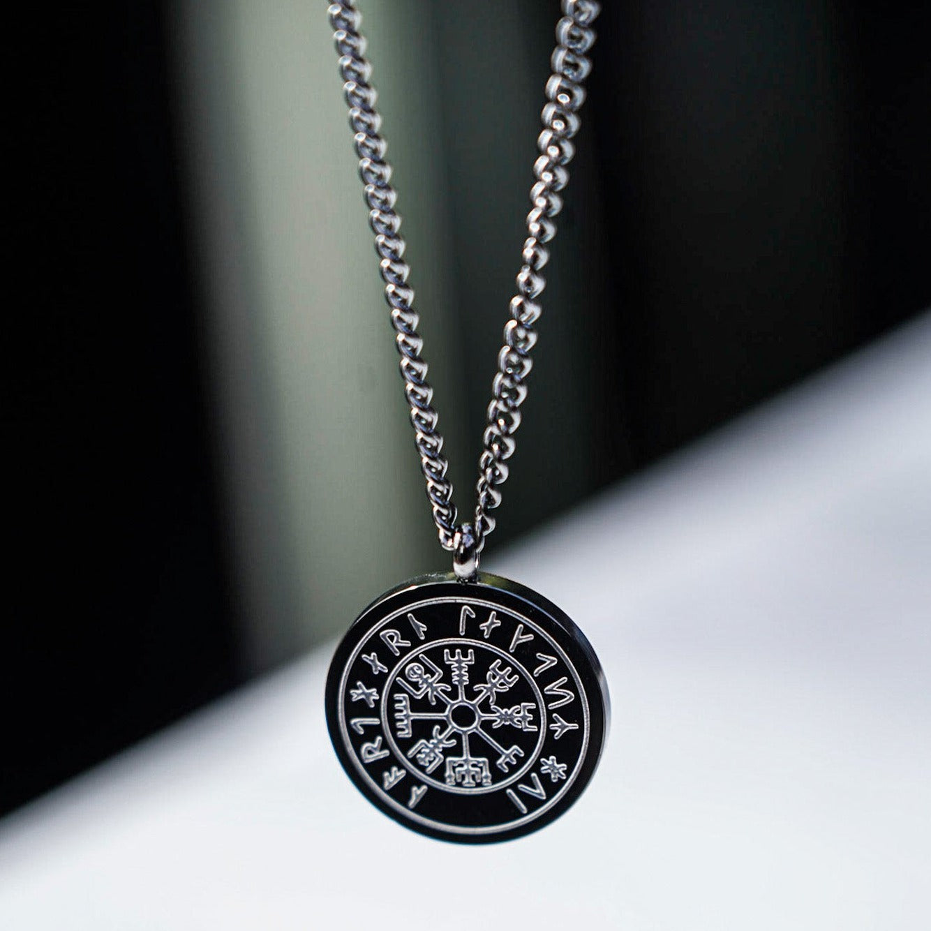 Vegvisir halskæde - Sort