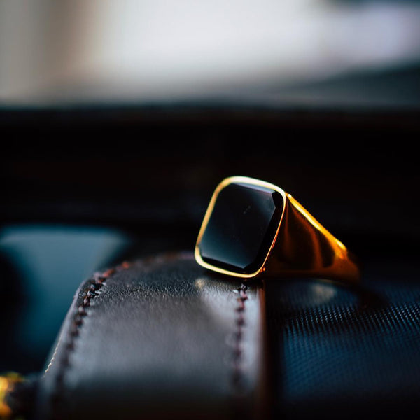 BLACK ONYX SIGNET RING (GULD)