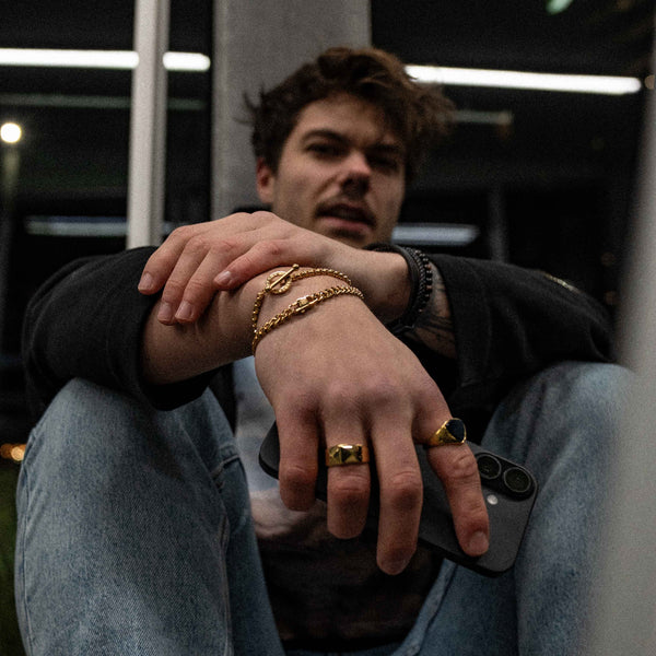 BLACK ONYX POLYGON SIGNET RING (GULD)