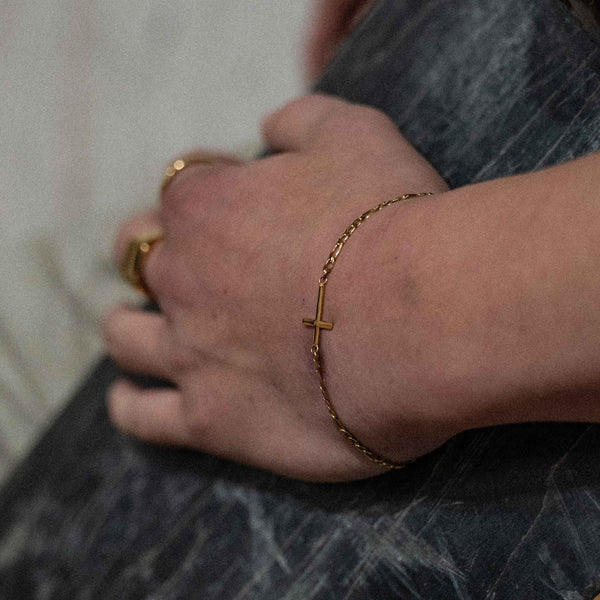 ANTIQUE CROSS ARMBÅND (GULD)