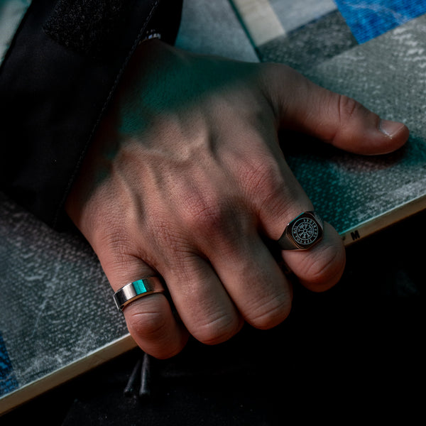 SIEMPRE VEGVISIR BAND RING (SØLV)