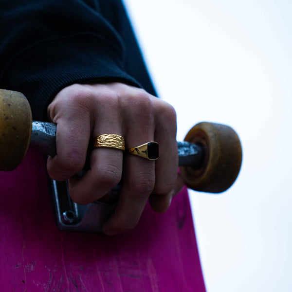 HAMMERED SIGNATURE RING (GULD)