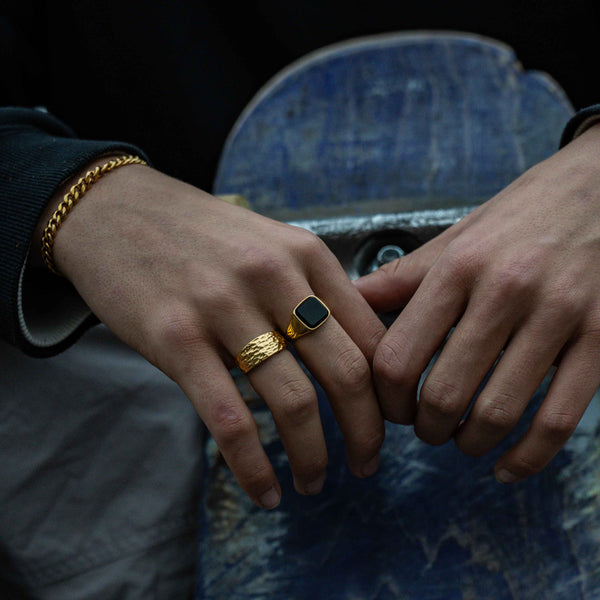 BLACK ONYX SIGNET RING (GULD)