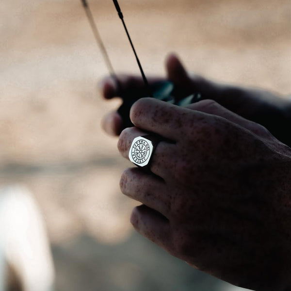 VEGVISIR OVERSIZE SIGNET RING (SØLV)
