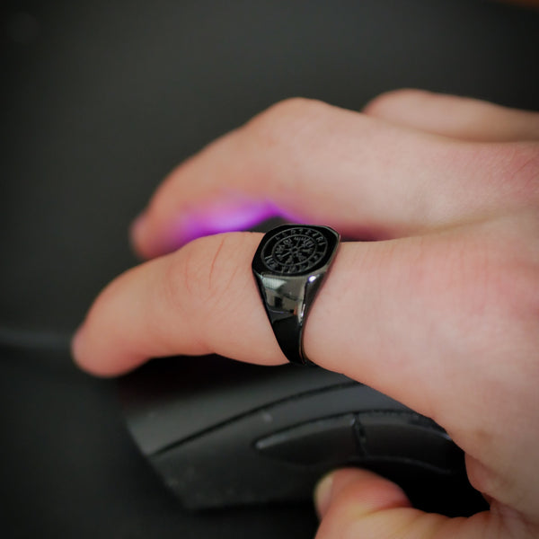 VEGVISIR SIGNATURE RING (SORT)