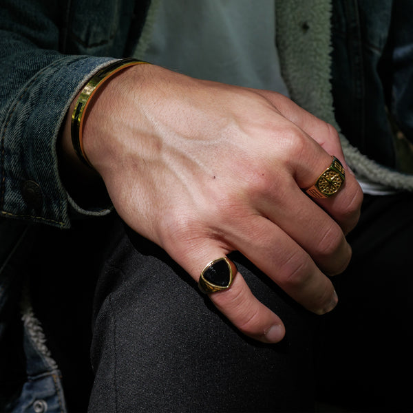BLACK ONYX POLYGON SIGNET RING (GULD)