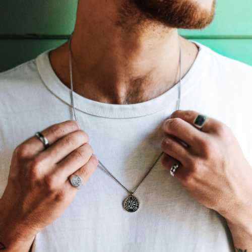 Mand med hvid tshirt og halskæde.