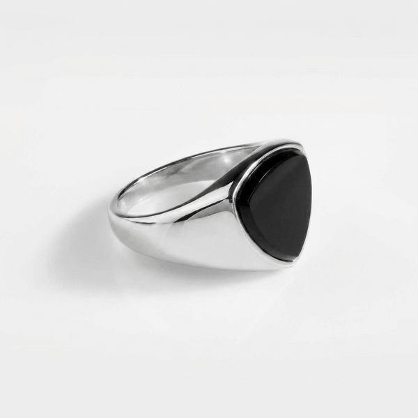 BLACK ONYX POLYGON SIGNET RING (SØLV)