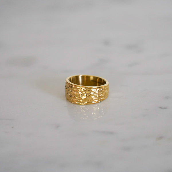 HAMMERED SIGNATURE RING (GULD)