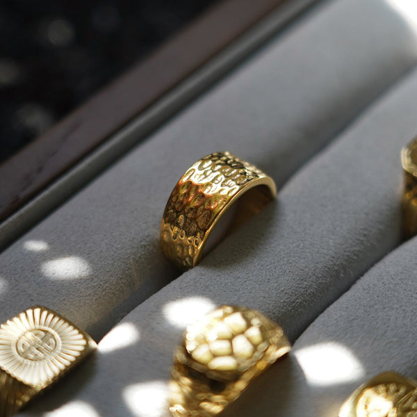 HAMMERED SIGNATURE RING (GULD)
