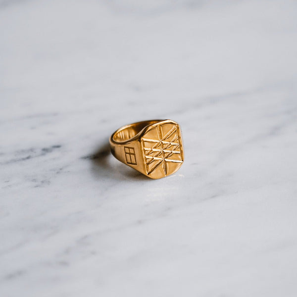 WEB OF WYRD SIGNET RING (GULD)