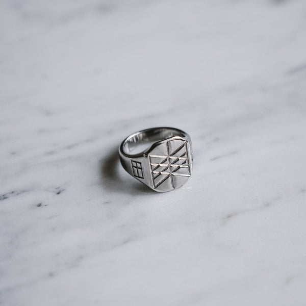 WEB OF WYRD SIGNET RING (SØLV)