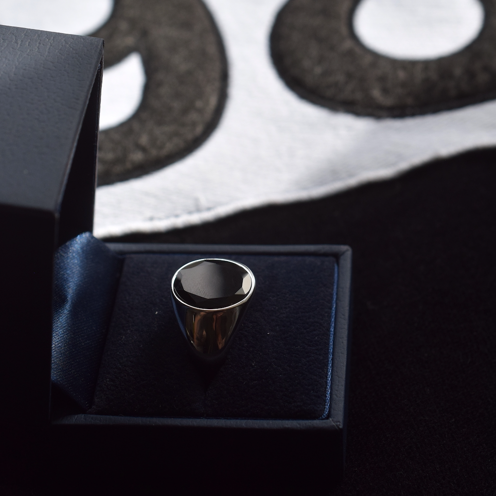 Oval Black Onyx Signature - Sølvtonet ring