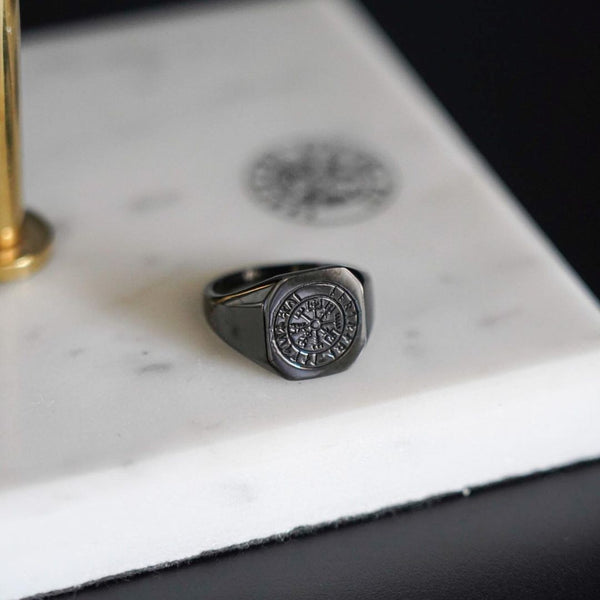 VEGVISIR SIGNATURE RING (SORT)