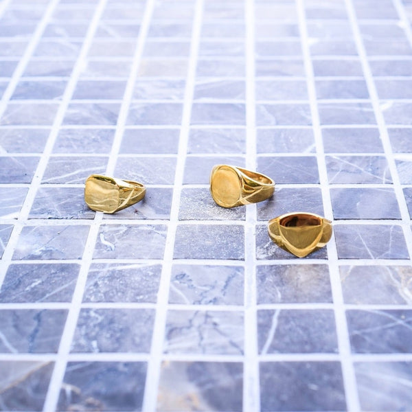 CLASSIC POLYGON SIGNET RING (GULD)