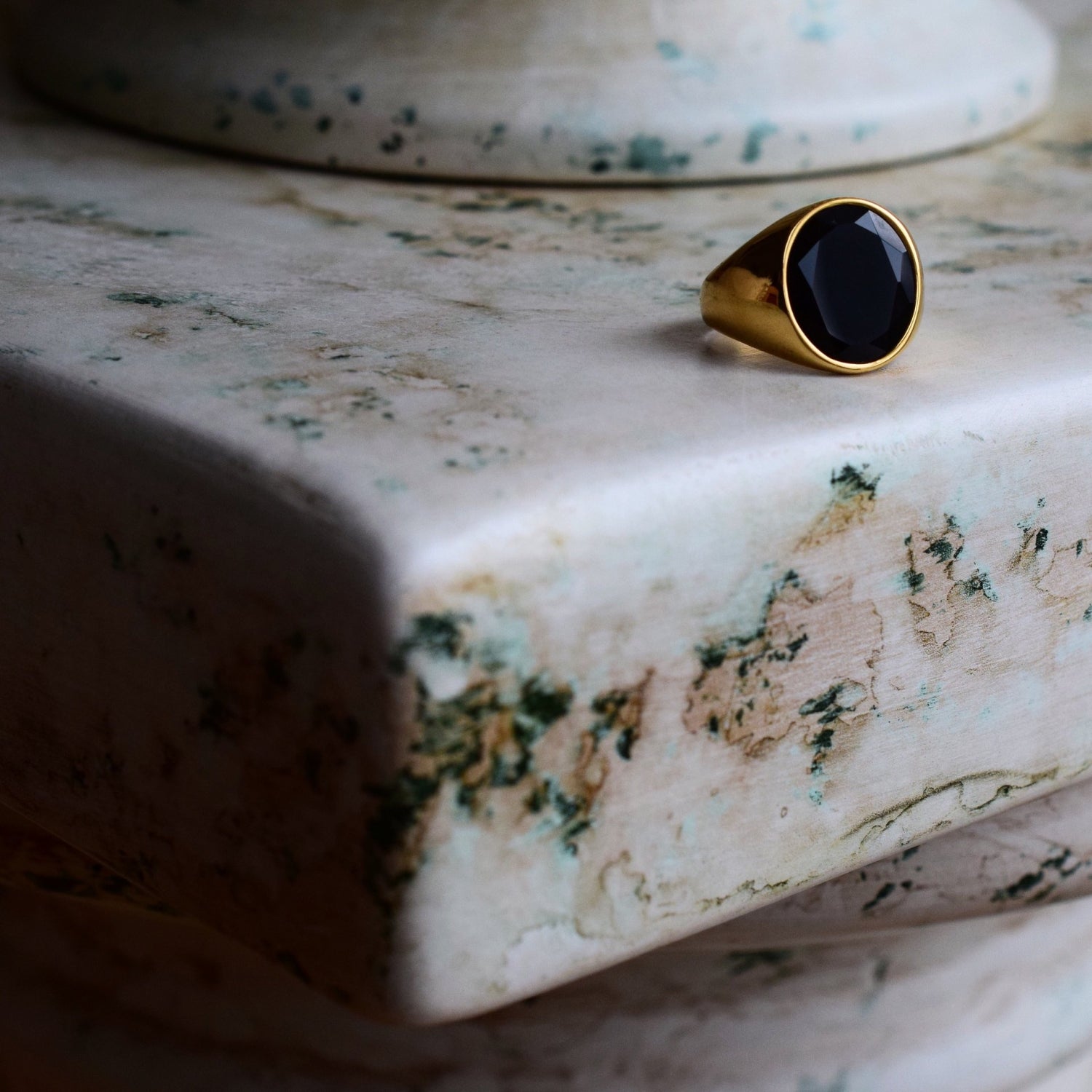 Oval Black Onyx Signature - Guldtonet ring