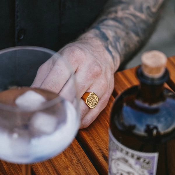 VEGVISIR OVERSIZE SIGNET RING (GULD)